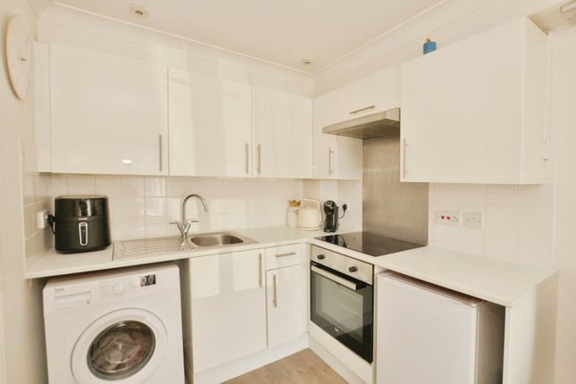 Flat 2 Bank House,, Mountfield Road, Kent photo 4