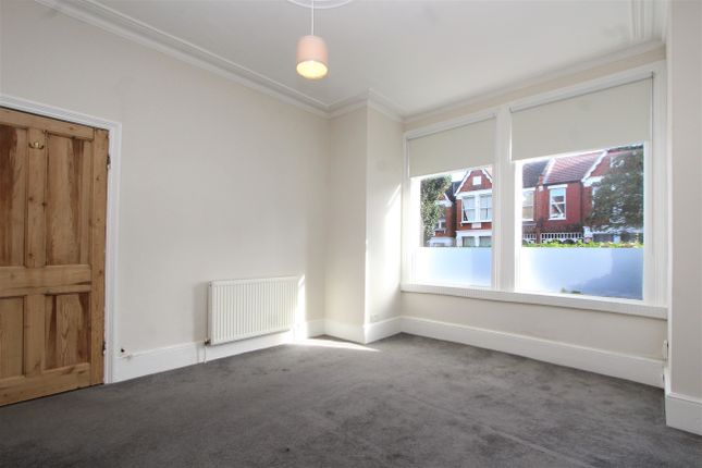 Flat to rent in Princes Avenue, Alexandra Palace, London