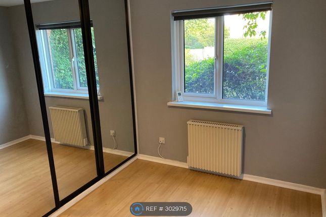 Oak Apple Court, London photo 2