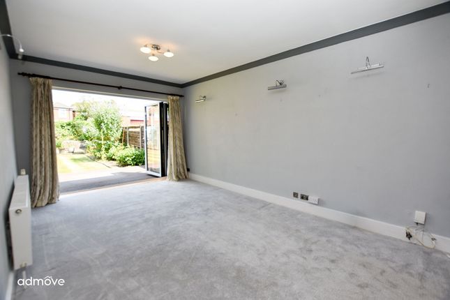 8 Woodheys Drive, Sale photo 4