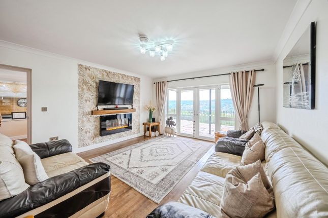 17, Cheriton Avenue, Hengoed photo 2