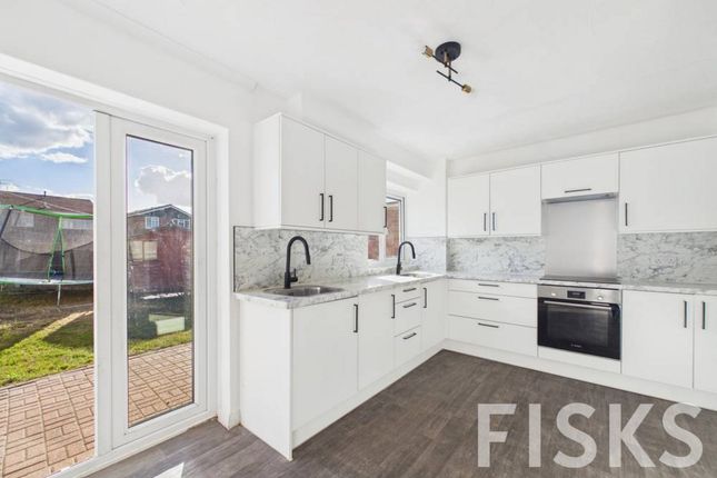 89, Harvest Road, Canvey Island photo 3
