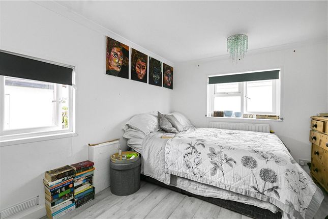 9, Bourne Avenue, Chertsey photo 4
