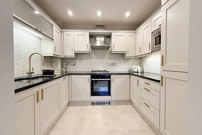 32, Western Courtyard, Pontyclun photo 4