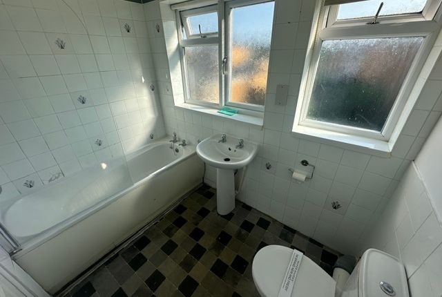 4, Badgers Close, Leicester photo 2