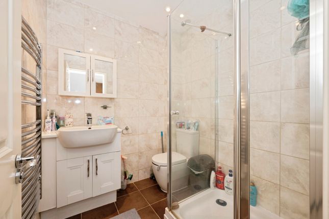 Flat 3, 91A, High Street, Surrey photo 3
