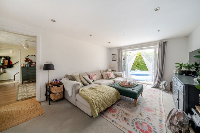 10, Pine View Close, Farnham photo 2