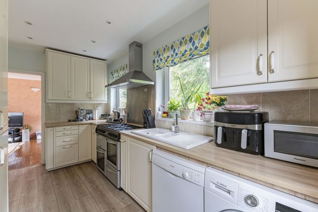 10, Phillips Close, Headley photo 4