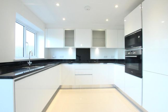 8, Jacobs Green, Guildford photo 3