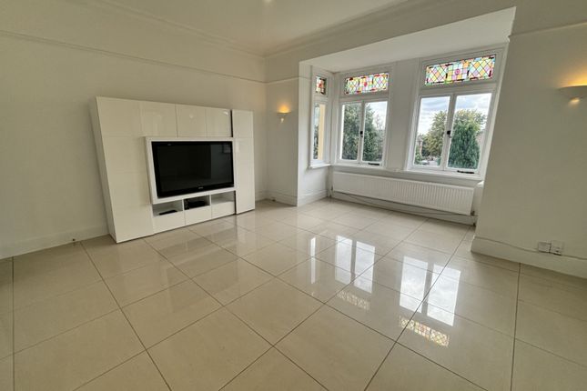 Thumbnail Flat for sale in Bycullah Road, Enfield