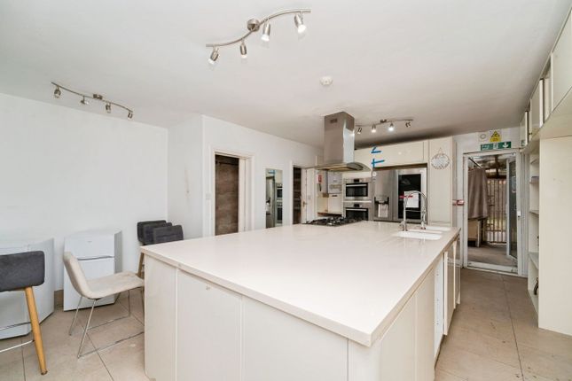 16, Arrowscout Walk, Northolt photo 4