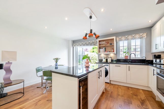 8, Rembrandt Way, Surrey photo 3