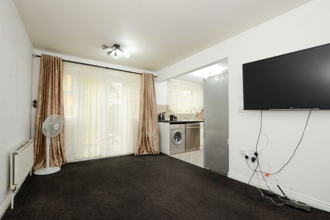 Warren Way, Edgware photo 4