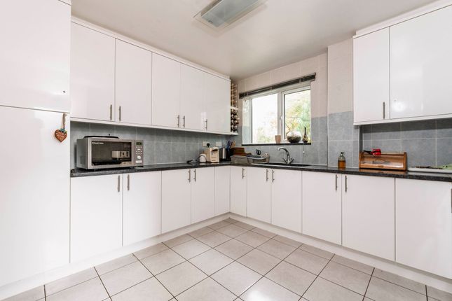 4 Hawker Square, Cheltenham photo 2