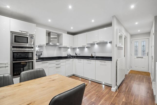 83 Robinson Road, High Wycombe photo 4