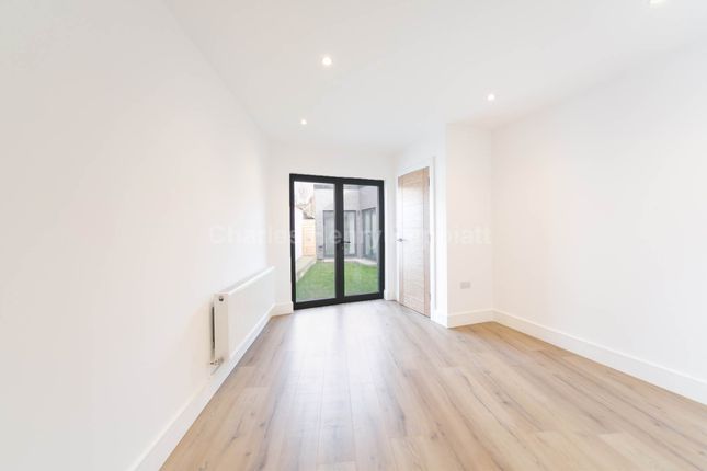 Flat to rent in Bush Close, Newbury Park