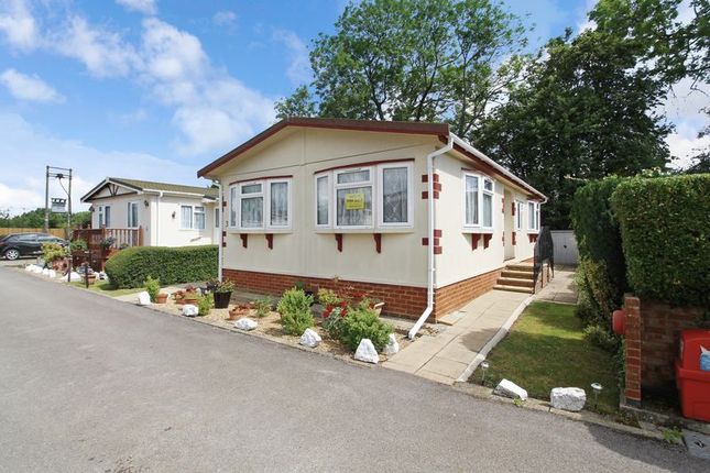 Hillcrest Caravan Site Manor Road Woodside Luton Lu1 2 Bedroom