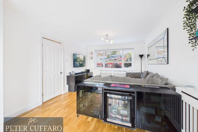 2 Abbotts Way, Ware photo 2