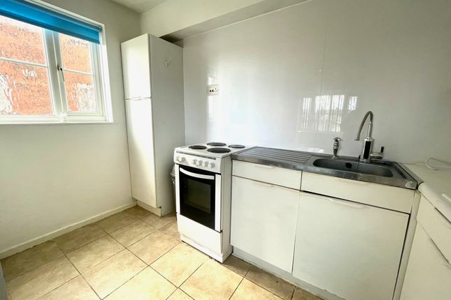 Flat to rent in The Beeches, Highfield South, Wirral