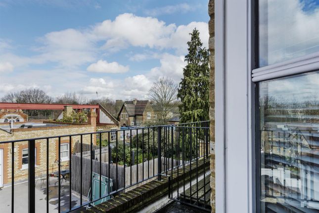 Maisonette for sale in Vestry Road, Orford Road, Walthamstow, London