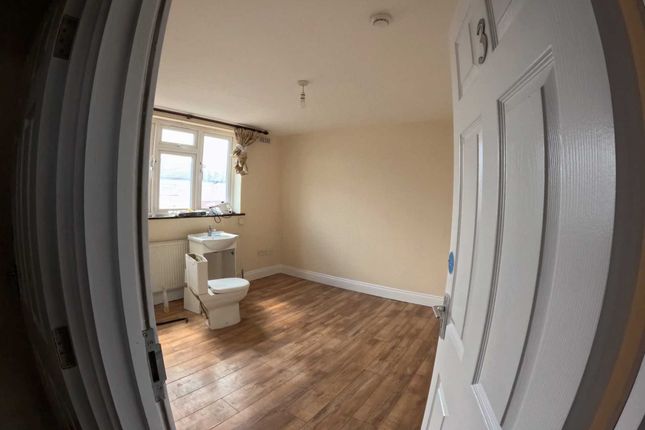 23, Gledwood Gardens, Hayes photo 3