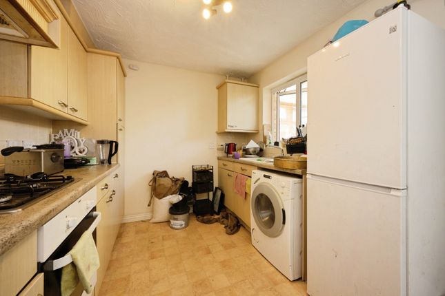12, De Havilland Avenue, Bedford photo 4
