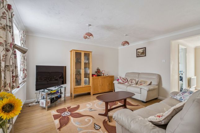 2 Brookmill Close, Watford photo 2