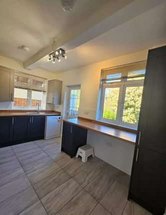 20 Downs Way, Epsom photo 3
