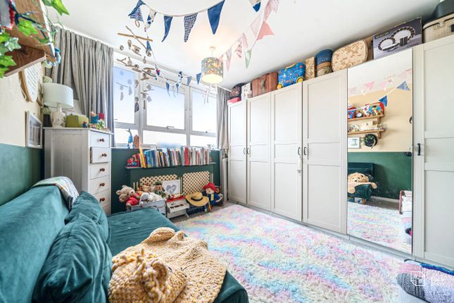Flat for sale in Castlecombe Drive, London