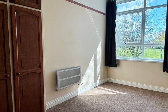 8 Daniel House, St. Christopher Court, Evesham photo 4