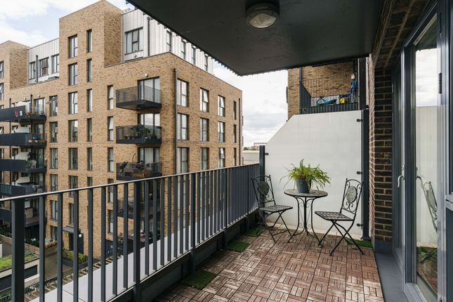 Flat 301, Berger Court, London photo 4