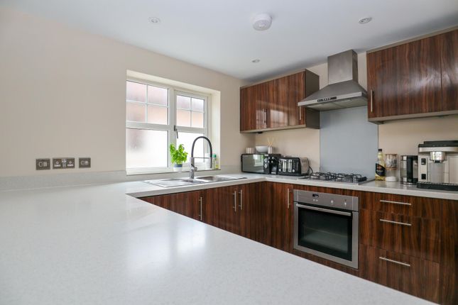 Flat 3, 183, Chipstead Valley Road, Coulsdon photo 4