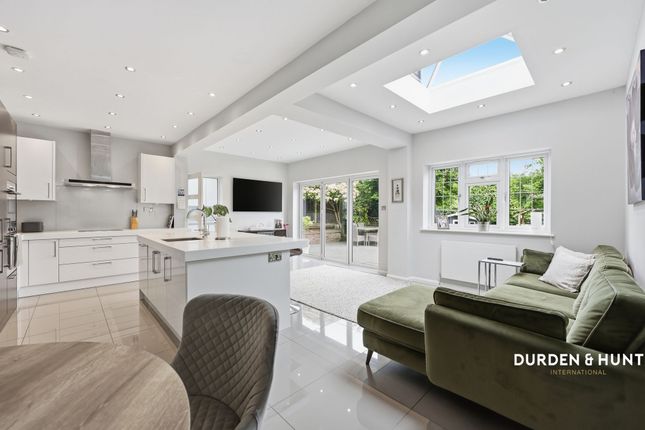 18 Hilltop, Loughton photo 2