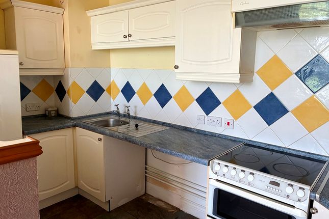 8 Daniel House, St. Christopher Court, Evesham photo 2