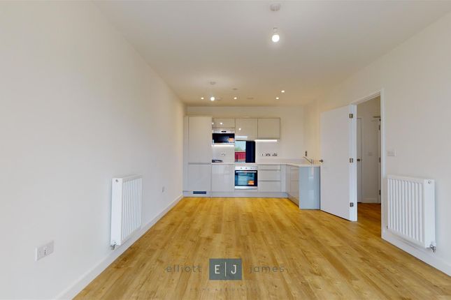 27 Luctons Close, Epping Gate, Loughton photo 3