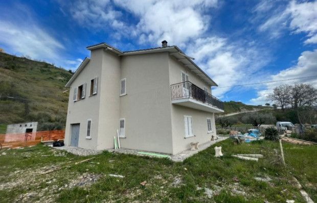 Detached house for sale in Teramo, Castilenti, Abruzzo, Te64035