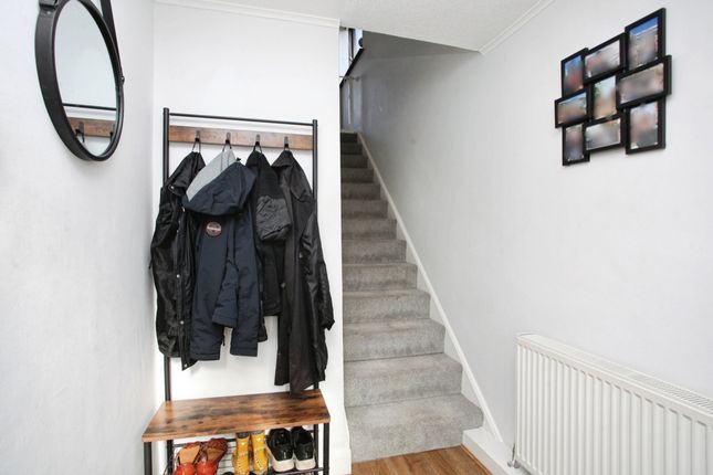 5, Holme Close, RUGBY photo 2