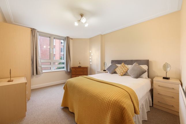 Flat to rent in St. Johns Wood Road, London