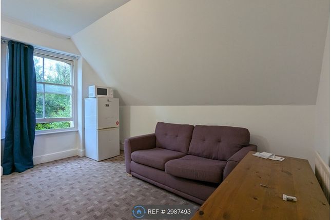 2-bed flat on Ilfracombe, £750/mo