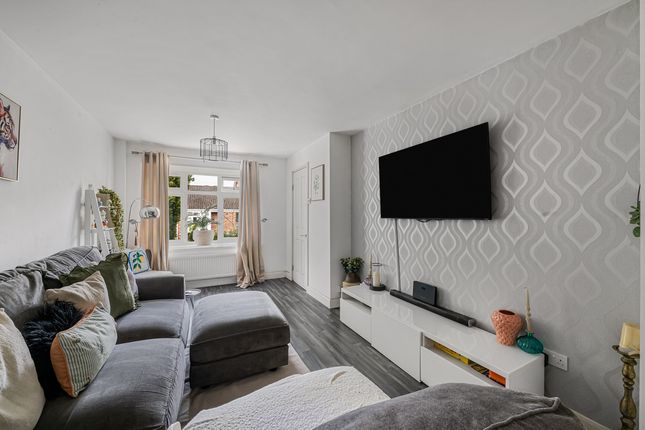 61, Headley Grove, Tadworth photo 4