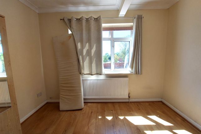 37, Crownfield Avenue, Ilford, Essex photo 4