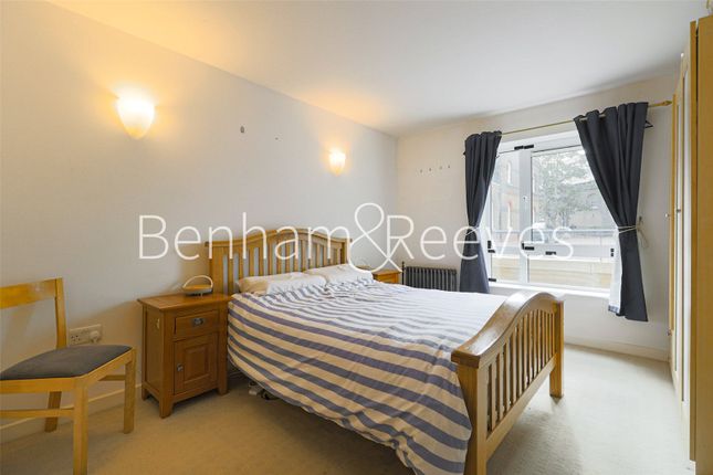 Flat 62, Building 45,, Hopton Road, London photo 4