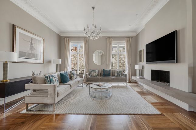 Walton, Walton Place, London photo 3