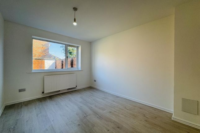 14, The Hovel, Crawley photo 5