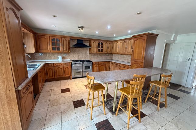 13, Blossom Waye, Hounslow photo 3