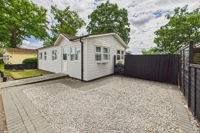 2-bed caravan on 3, Third Avenue, Garston Park, Reading, £160,000