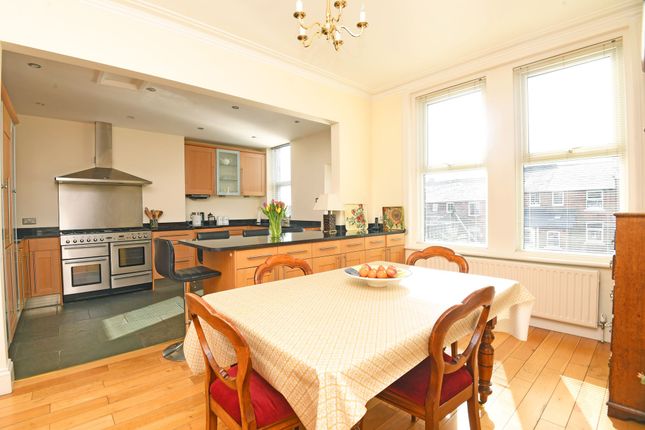 Flat 2, 32 Harlow Moor Drive, Harrogate photo 3