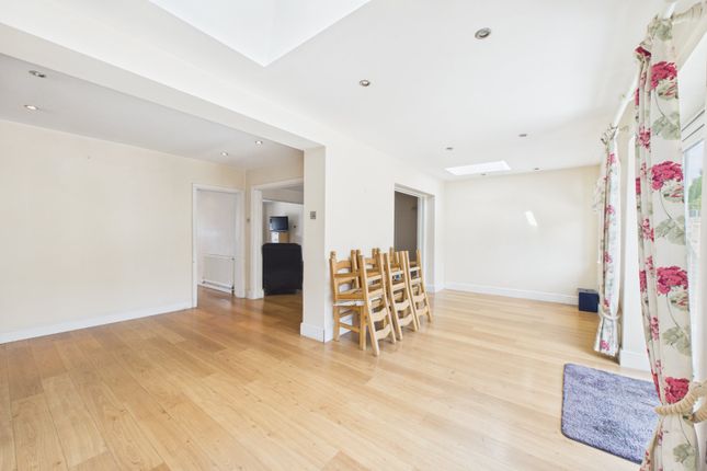 3, Anderson Crescent, Reading photo 4