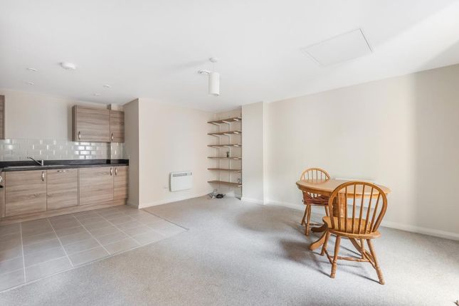 Flat to rent in Kings Road, Reading