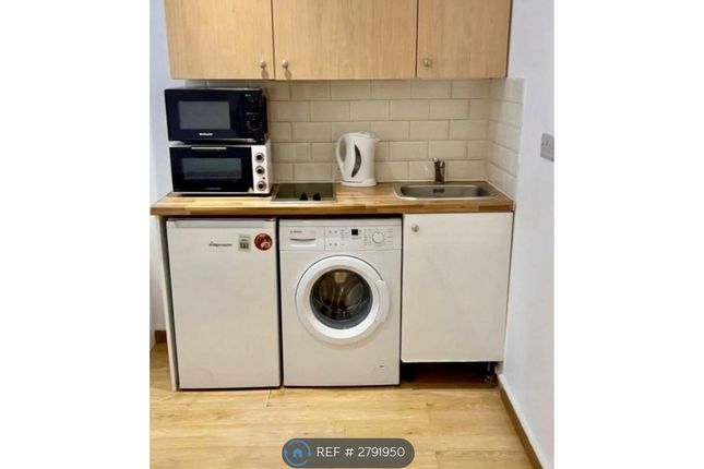 Kempsford Gardens, Basement Flat, London photo 2